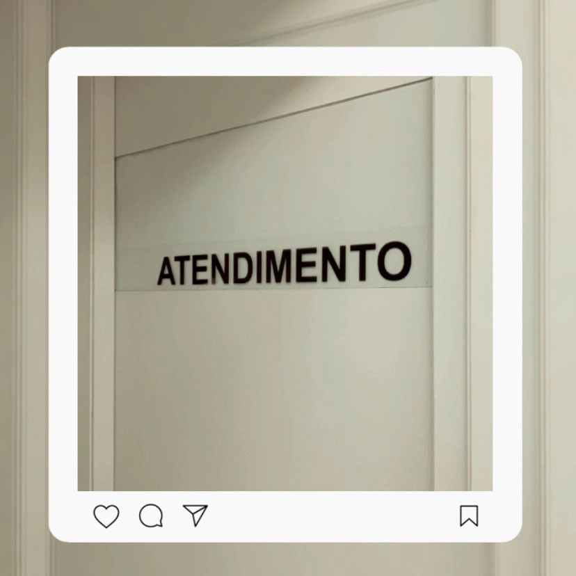 arte com a porta escrito atendimento, dentro de uma retângulo de rede social, com ícones de curtida, comentário, compartilhamento e salvamento